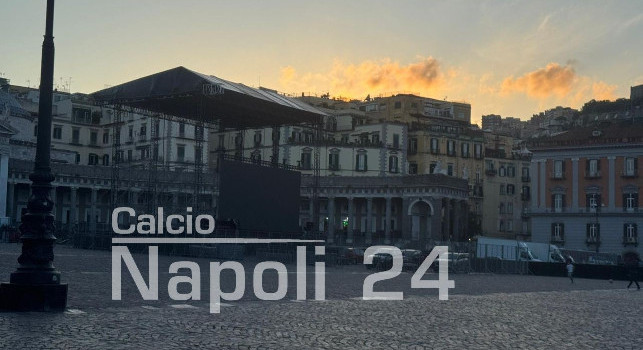 Napoli-Cagliari, montato il maxischermo a piazza del Plebiscito | FOTO CN24