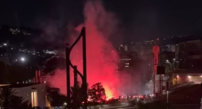Clamoroso Napoli-Cagliari, bolgia sotto l'hotel dei sardi! Petardi e caos per disturbare | VIDEO