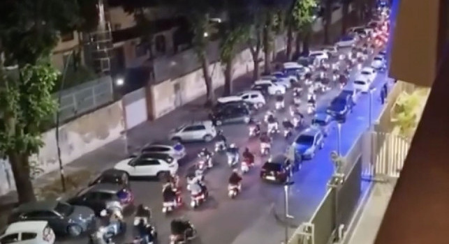 Clamoroso stanotte a Fuorigrotta, enorme corteo di motorini per non far dormire il Cagliari! | VIDEO