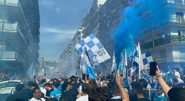 Delirio azzurro prima di Napoli-Cagliari: ecco cosa sta accadendo fuori allo stadio Maradona | VIDEO CN24