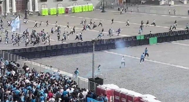 Aperti i cancelli, pronto il maxi schermo a Piazza del Plebiscito per Napoli-Cagliari | VIDEO