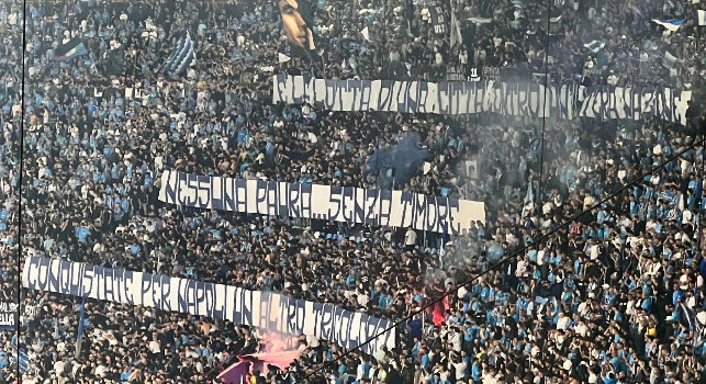 Napoli Cagliari, striscione Curva A: E’ la lotta di una città contro un’intera nazione. Napoli conquista un altro tricolore | FOTO