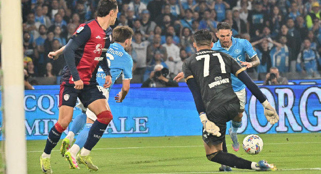 Napoli Cagliari 0-0: manata di Makoumbou a Raspadori. Si accende mini rissa con due gialli