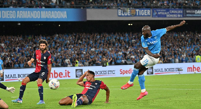 Napoli Cagliari 2-0: Simeone entra al posto di Lukaku. Standing ovation per Romelu