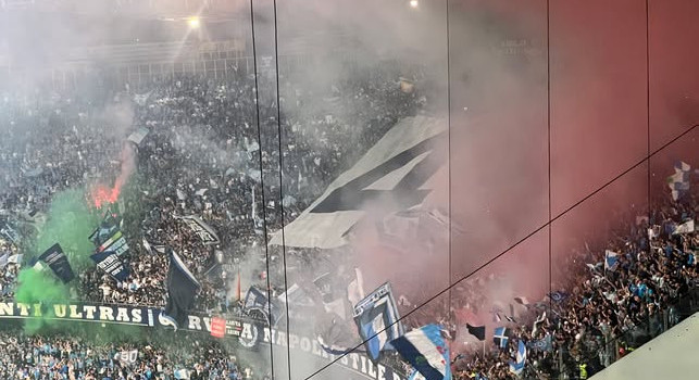Napoli Cagliari 2-0: in Curva appare il 4 con i fumogeni tricolore | FOTO