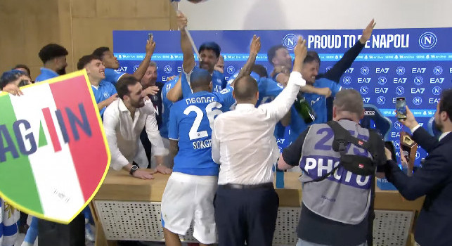 Irruzione in conferenza, Conte e Di Lorenzo 'assaltati' dai calciatori con lo champagne! | FOTO