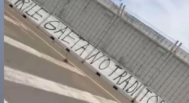 Vergogna a Cagliari, scritte contro Caprile e Gaetano assenti col Napoli fuori dalla Domus: Traditori! | FOTO