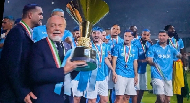 Premiazione Scudetto, la gaffe di De Laurentiis che strappa sorrisi a tutti