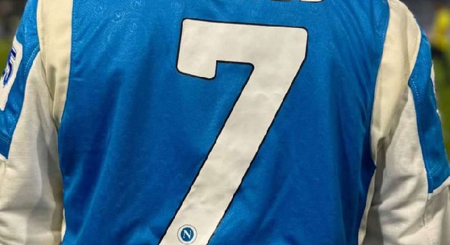 Scudetto Napoli, Neres sfoggia una giacca personalizzata per i festeggiamenti | FOTO
