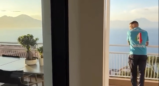 Napoli campione d'Italia, il buongiorno di Politano dalla sua abitazione | VIDEO
