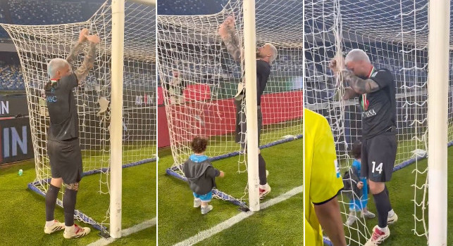 Scudetto Napoli, Contini porta a casa un pezzo di porta come cimelio storico | VIDEO