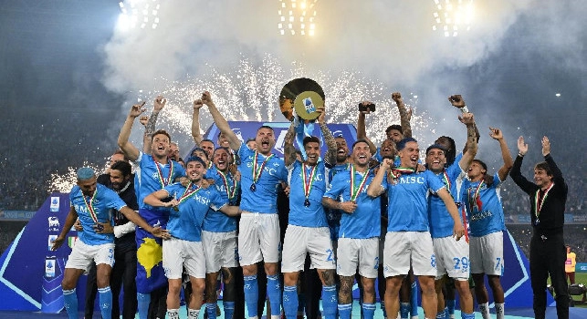 Il Napoli &egrave; campione d&rsquo;Italia, Di Lorenzo alza la coppa dello scudetto: i momenti indimenticabili | FOTOGALLERY CN24