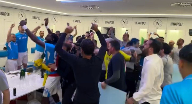 Scudetto Napoli: anche Billing mostra i festeggiamenti dallo spogliatoio | VIDEO