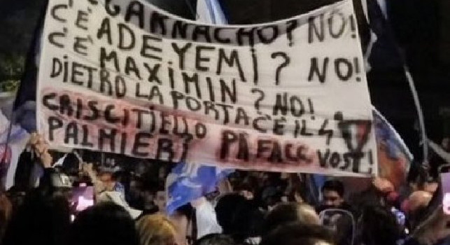 Napoli campione, striscione esilarante per Criscitiello e Tancredi Palmeri | FOTO