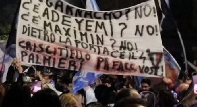 Napoli campione, striscione esilarante per Criscitiello e Tancredi Palmeri | FOTO