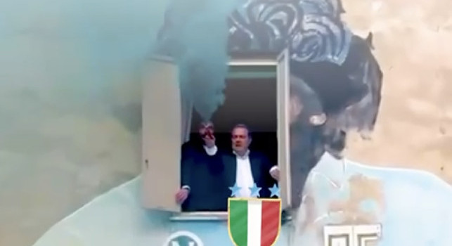 Habemus Scudetto: festa Scudetto Napoli, fumata azzurra al murales Maradona | VIDEO