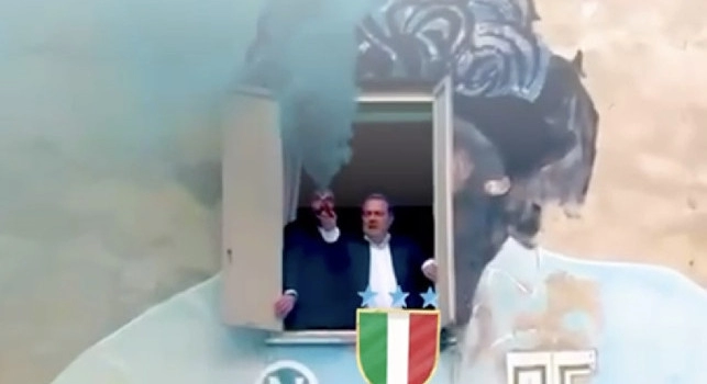 Habemus Scudetto: festa Scudetto Napoli, fumata azzurra al murales Maradona | VIDEO