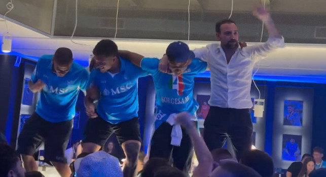 È Manna-show alla festa scudetto: balla e si diverte coi calciatori del Napoli | VIDEO