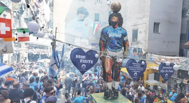 Largo Maradona, inaugurata una statua di oltre 6 metri dedicata a Diego | FOTO