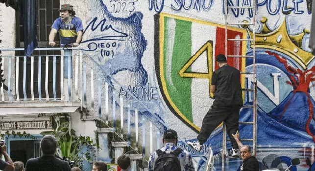 Scudetto Napoli e street art: writer al lavoro su murales, c'è un numero da sostituire