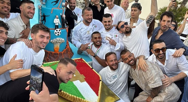 Scudetto Napoli, maxi torta e festeggiamenti sul litorale domizio con gli azzurri | VIDEO