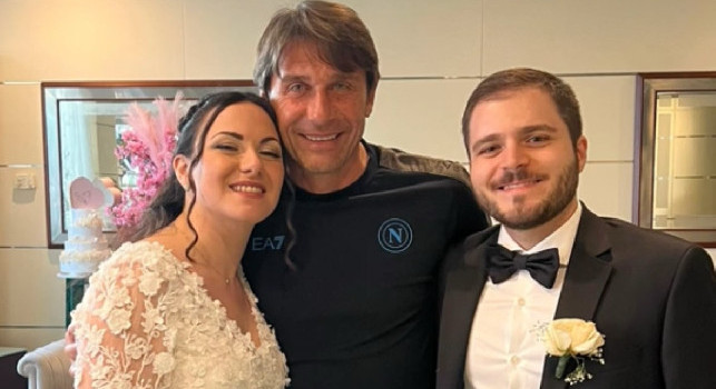Conte in posa con gli sposi in hotel durante il ritiro pre Napoli-Cagliari: Magari porta bene | VIDEO