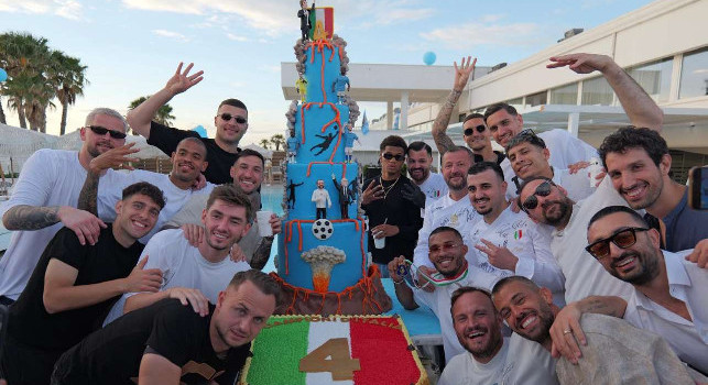 Poppella omaggia il Napoli: torta alta quattro piani per la festa scudetto! | FOTO
