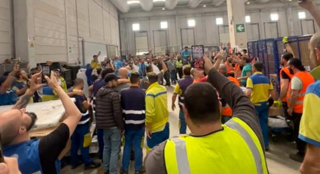 Il Napoli vince e il capannone SDA si blocca! Anche gli operai della logistica fanno festa | VIDEO