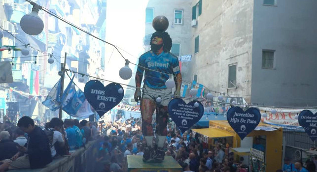 Inaugurata la nuova statua di Maradona ai Quartieri Spagnoli | VIDEO
