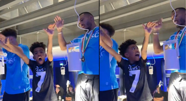 Festa scudetto Napoli, spunta un piccolo tifoso scatenato tra i giocatori | VIDEO