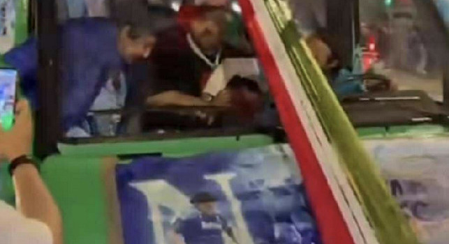 Festa Scudetto, guardate chi spunta su questo camion azzurro: Grazie per il passaggio... | VIDEO
