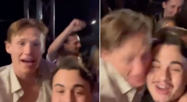 Festa scudetto, McTominay perde il telefono e lo trova un tifoso: la sua reazione | VIDEO