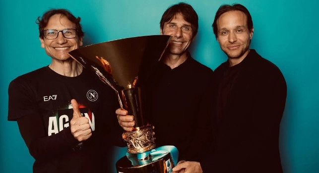 Scudetto Napoli, i fratelli Conte in posa con la coppa: Antonio, Gianluca e Daniele col trofeo | FOTO