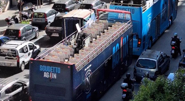 Ecco i due pullman scoperti dove viaggeranno i giocatori del Napoli, spunta una scritta | FOTO