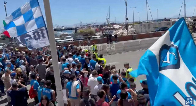 Il Lungomare di Napoli si tinge d'azzurro: tantissimi tifosi già radunati in attesa del Bus | VIDEO