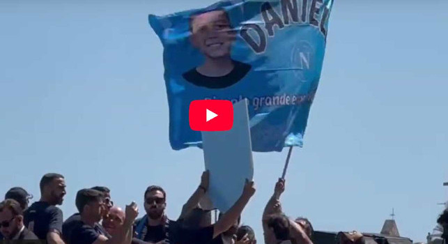 Guardate la bandiera dei giocatori alla Festa Scudetto del Napoli | VIDEO
