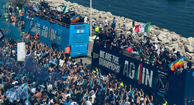 Lungomare di Napoli, festa scudetto col bus scoperto