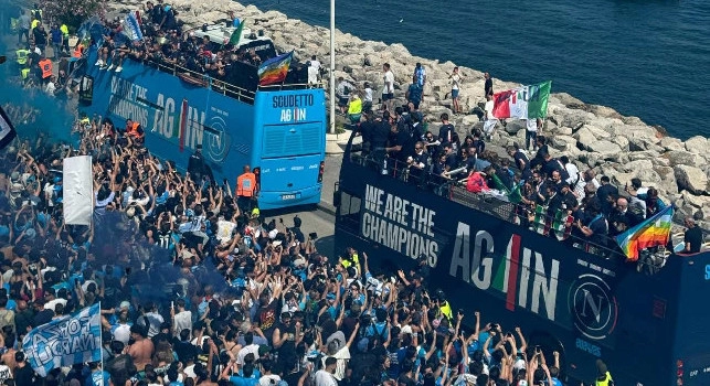 Lungomare di Napoli, festa scudetto col bus scoperto