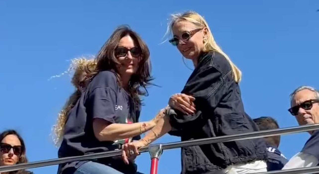 Le mogli di Conte e De Laurentiis insieme sul bus scoperto! Anche loro festeggiano con i tifosi | VIDEO