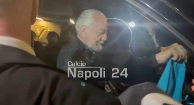 Cena scudetto Napoli, bolgia totale per De Laurentiis all'uscita coi tifosi | VIDEO CN24