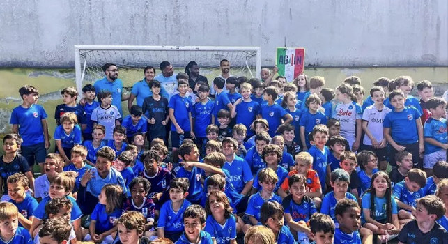 Anguissa, Spinazzola e Juan Jesus alla scuola calcio dei loro figli: tanti regali per i papà