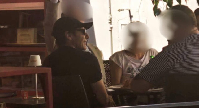 Antonio Conte è a Napoli, in attesa dell'incontro con ADL: si gode la città in zona Chiaia | FOTO