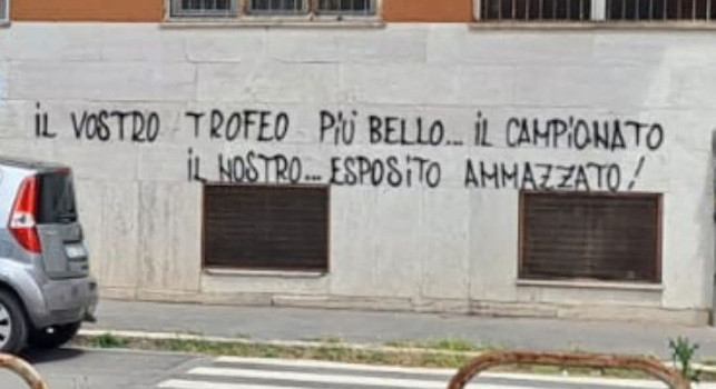 Vergogna a Roma, graffito in città: Il nostro trofeo più bello, Esposito amma**ato | FOTO