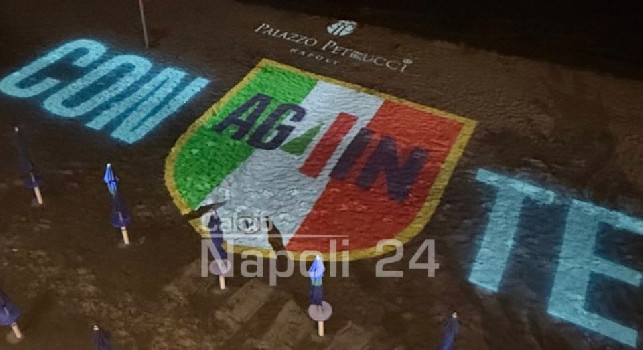 Conte resta a Napoli, meraviglioso omaggio di Palazzo Petrucci dopo la notizia | FOTO