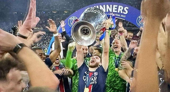 PSG campione d'Europa, ecco Kvaratskhelia scatenato mentre alza la coppa | FOTO