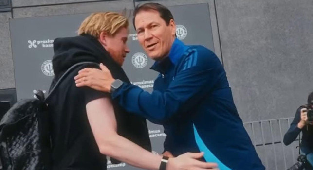 De Bruyne è arrivato nel ritiro del Belgio, il saluto con Rudi Garcia | FOTO
