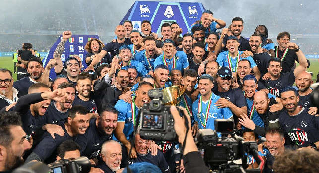 Rivoluzione a centrocampo per il Napoli, due big pronti a dire addio