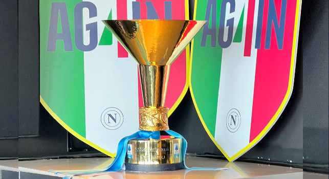 La coppa scudetto esposta a Palazzo Petrucci: guardate quanto è bella | VIDEO
