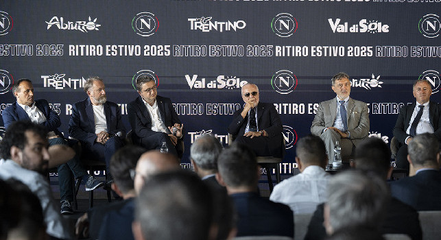 I sorrisi di De Laurentiis e la consegna delle maglie: tutti gli scatti della conferenza stampa | FOTO