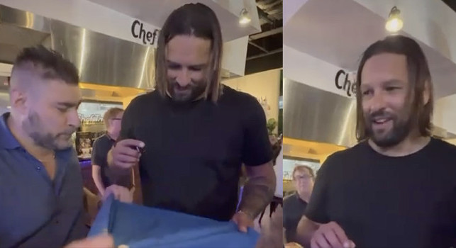 Amauri prende in giro un tifoso dell'Inter: Complimenti per il Triplete, poi firma una maglia del Napoli! | VIDEO CN24